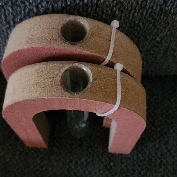 PINKISH RED WOOD HOME DECOR. 4 ITEMS. 2 PROPAGATION STANDS, 2 SIGHS - Picture 4 of 7